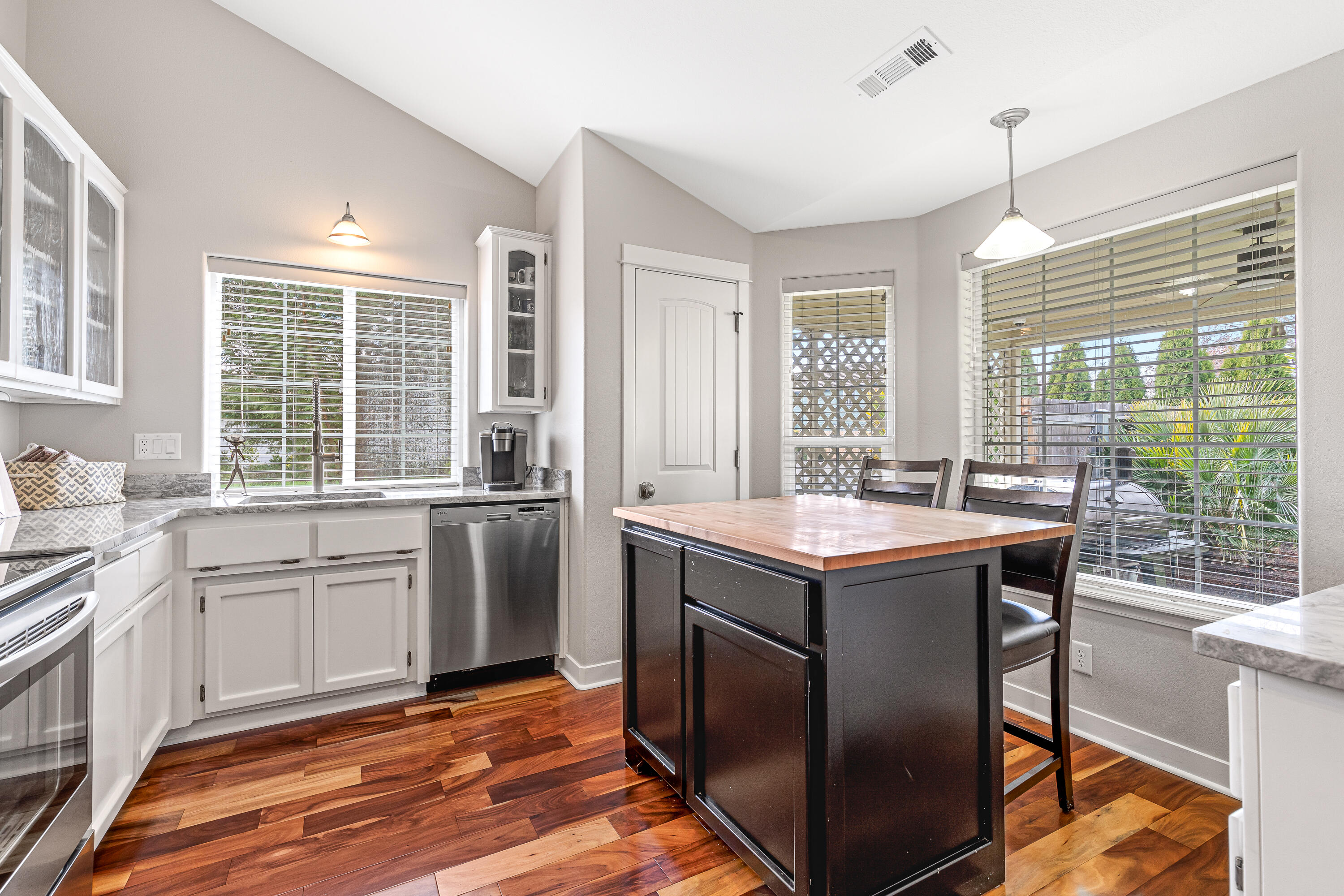 711 Brandon Street Central Point, OR 97502 - Photo 12 of 47 9R9A7613