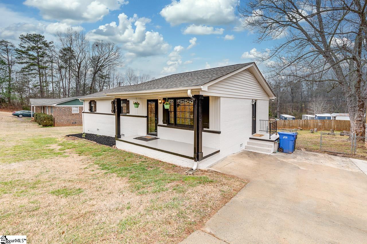 408 McElhaney Road Travelers Rest, SC 29690 - Photo 4 of 32