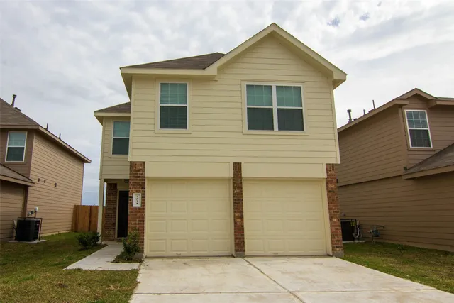 a view of backyard of the house