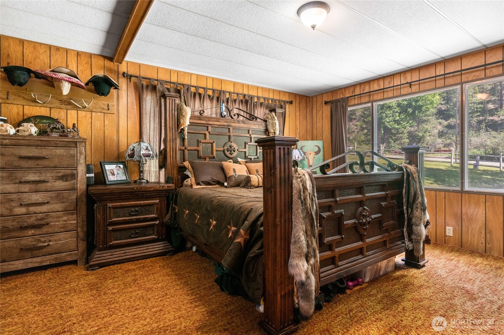 579 Eastside Chewuch Road Winthrop, WA 98862 - Photo 7 of 37 a bedroom with a bed and a large window