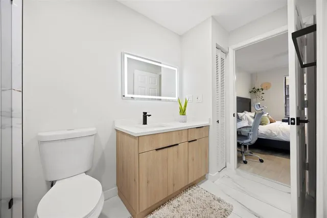 a en suite bathroom with a toilet sink and mirror