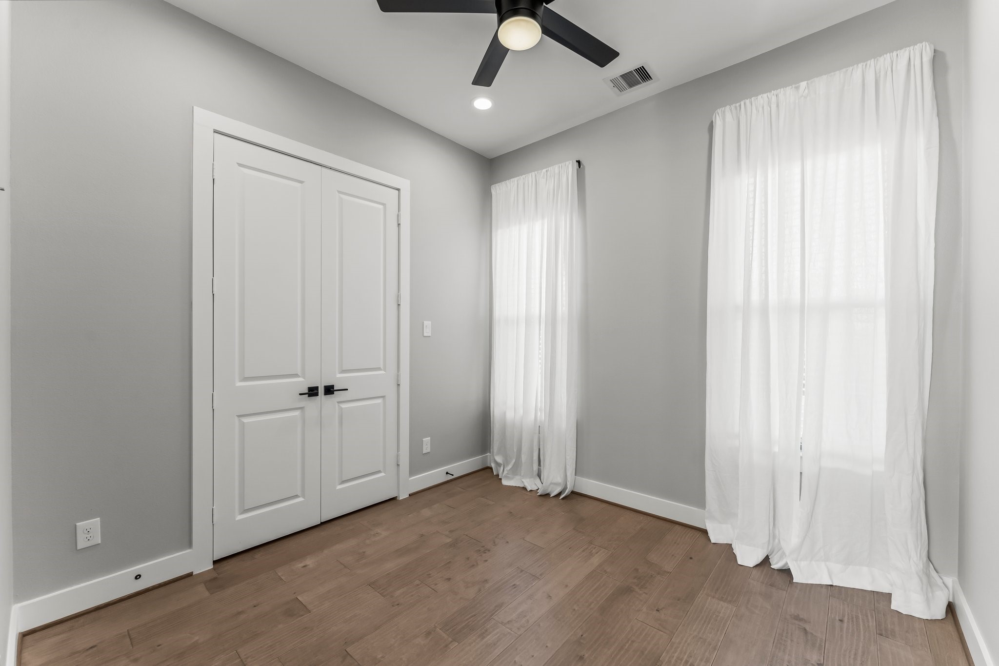 1602 Chestnut Street Houston, TX 77009 - Photo 22 of 49 a view of an empty room and window