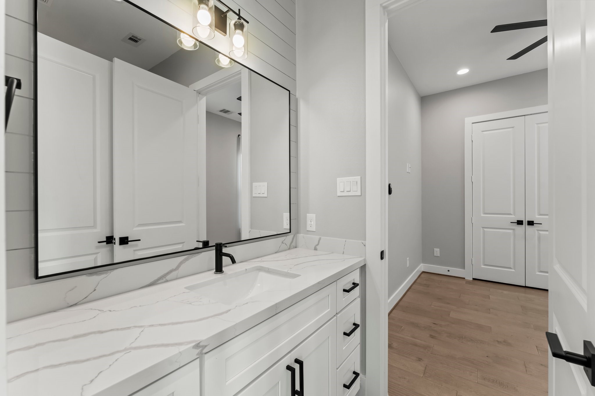1602 Chestnut Street Houston, TX 77009 - Photo 25 of 49 a view of bathroom with mirror