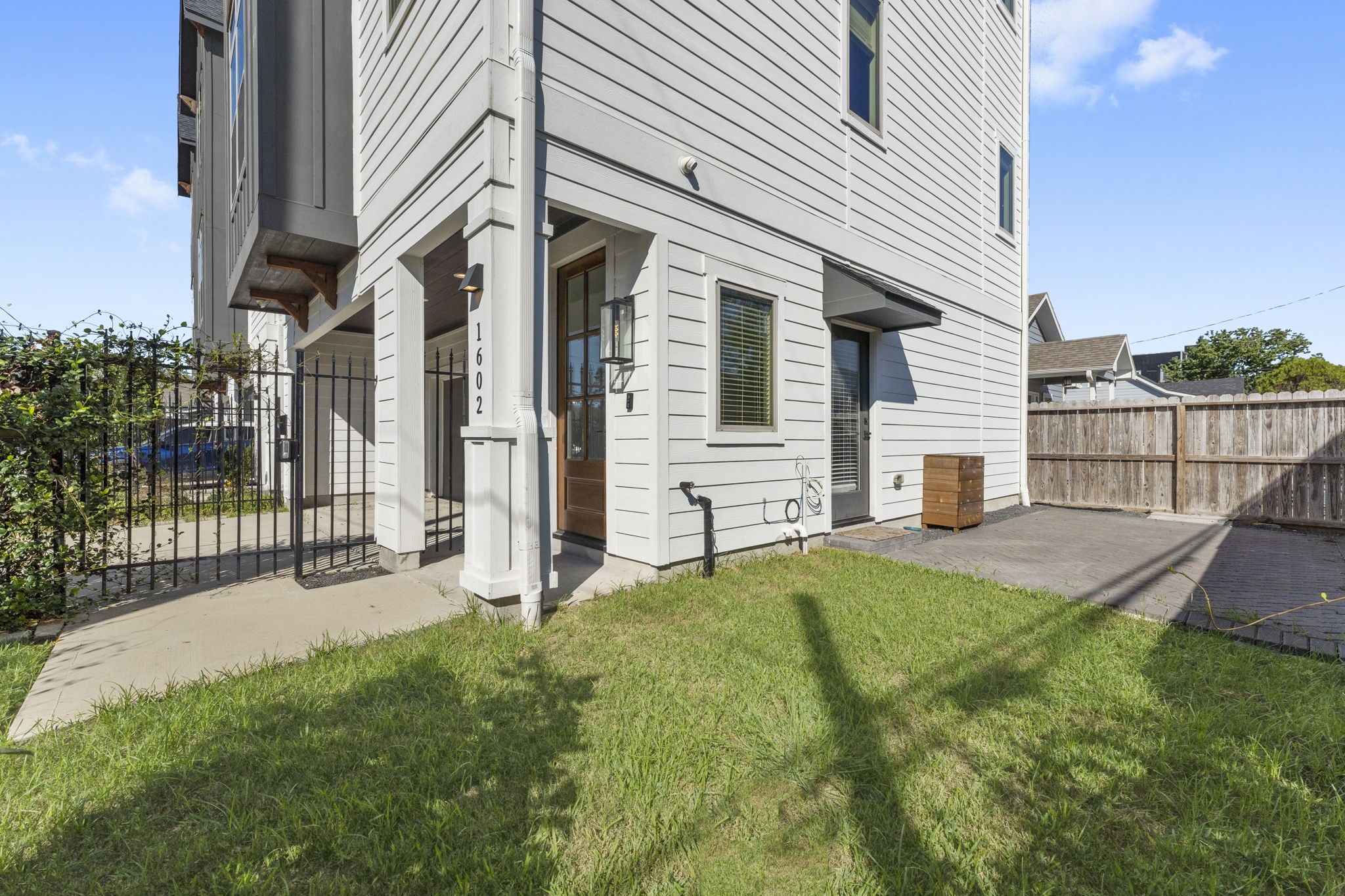 1602 Chestnut Street Houston, TX 77009 - Photo 44 of 49 a view of a house with backyard and porch