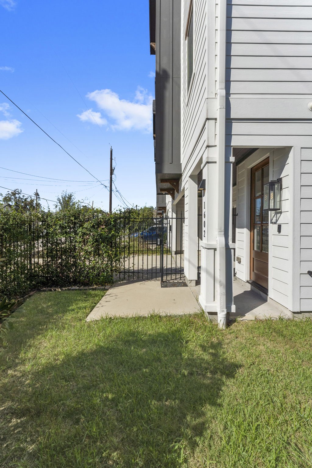 1602 Chestnut Street Houston, TX 77009 - Photo 45 of 49 a view of a back yard of the house
