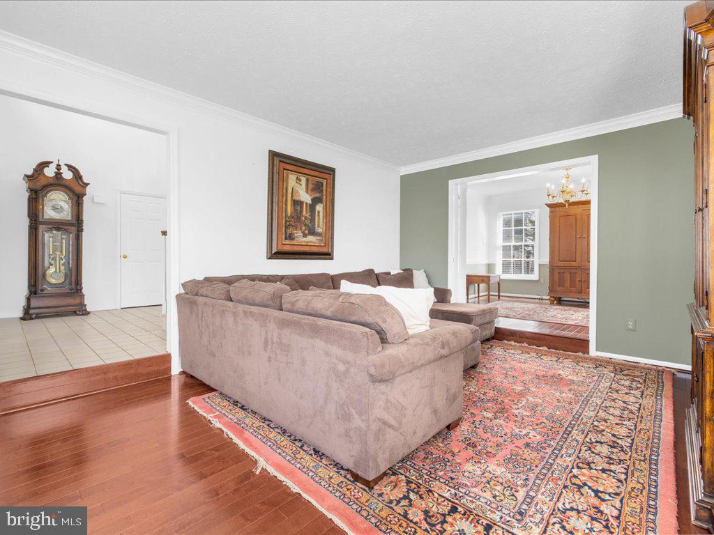 919 Metfield Road Towson, MD 21286 - Photo 5 of 38