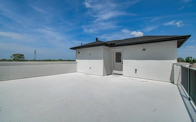 $699,000 | 8702 Ojeman Crk Lane, Houston, TX 77055