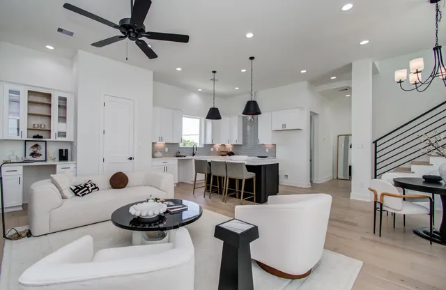 $699,000 | 8702 Ojeman Crk Lane, Houston, TX 77055