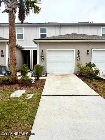 a view of backyard of the house