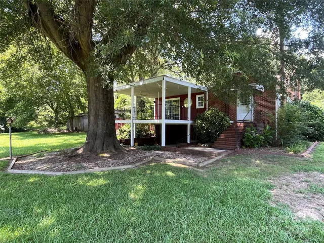 a view of a front of house with a yard