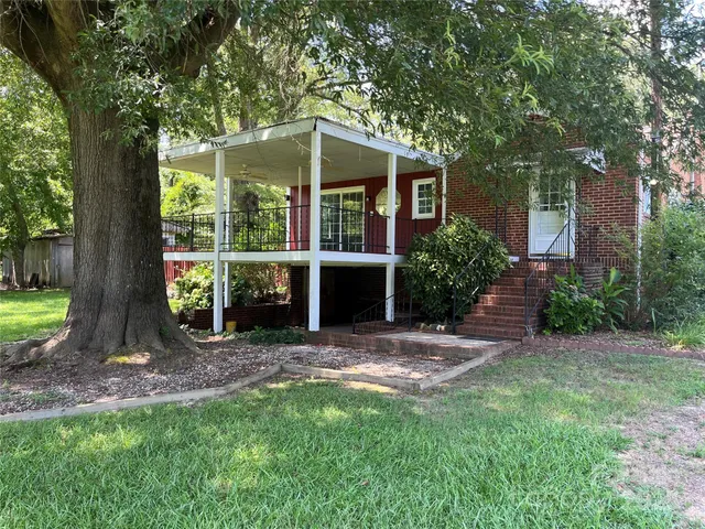 a view of a house with backyard and garden