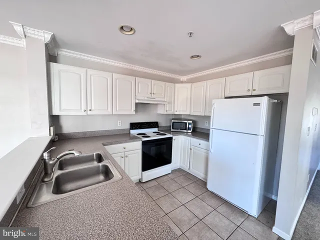 a view of a big room with closet and windows