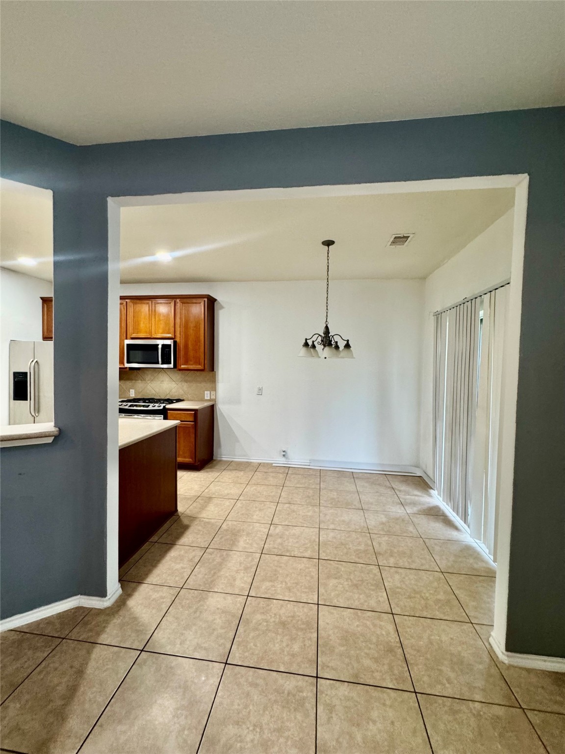 13600 Breton Ridge Street, Unit 36C Houston, TX 77070 - Photo 25 of 40 a large kitchen with a stove top oven and cabinets
