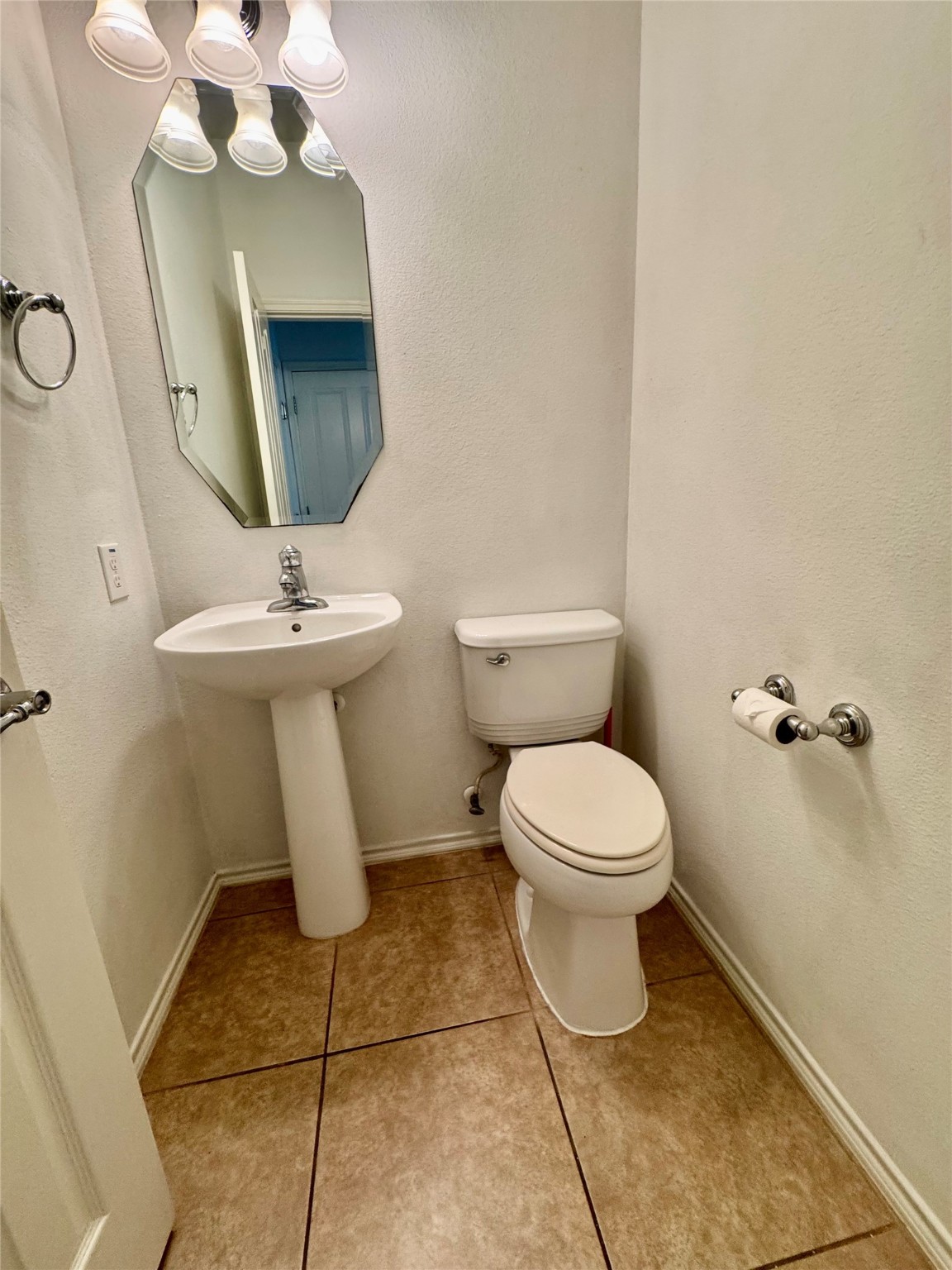 13600 Breton Ridge Street, Unit 36C Houston, TX 77070 - Photo 34 of 40 a bathroom with a toilet sink and mirror
