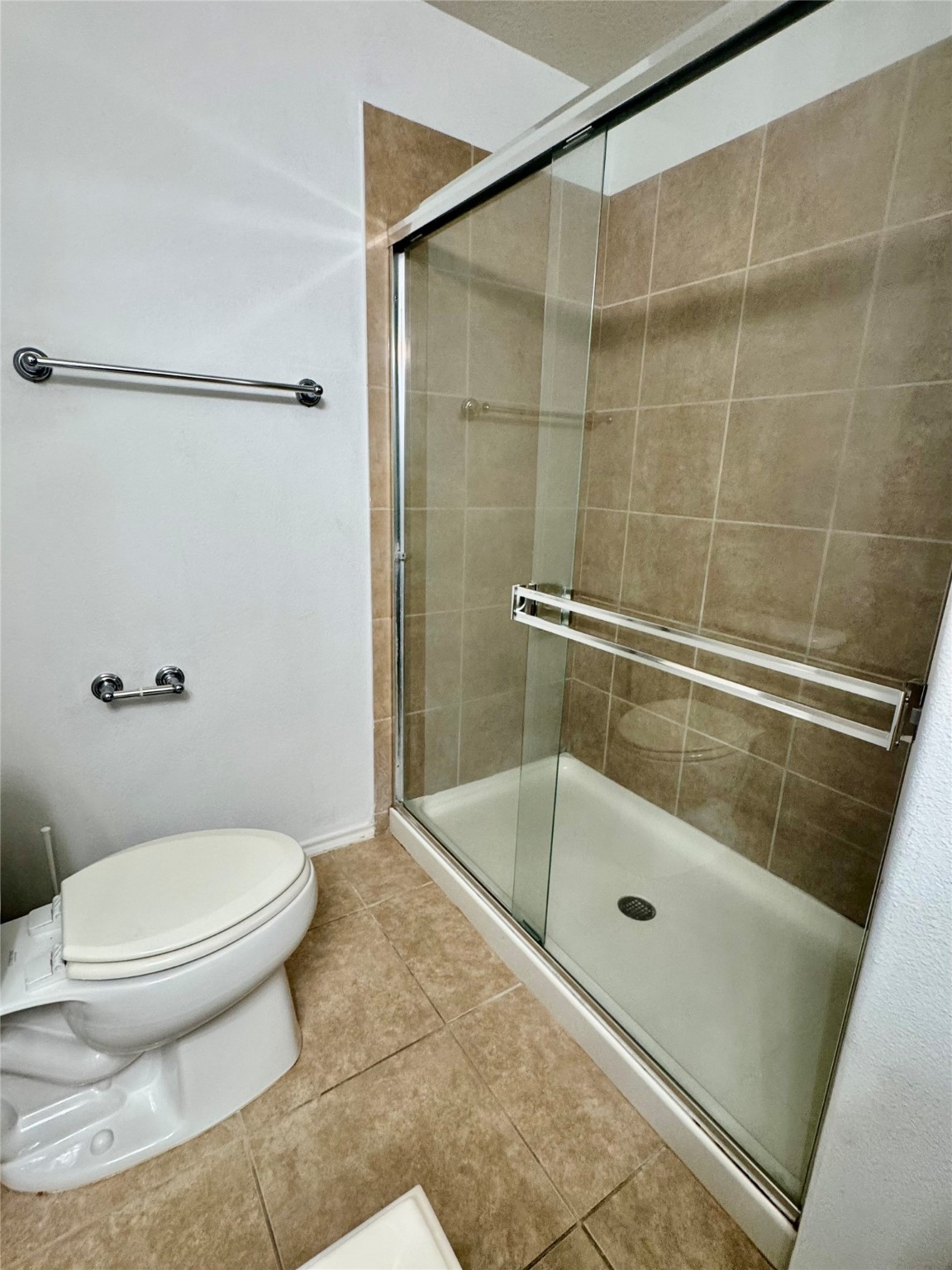 13600 Breton Ridge Street, Unit 36C Houston, TX 77070 - Photo 9 of 40 a bathroom with a toilet and a shower