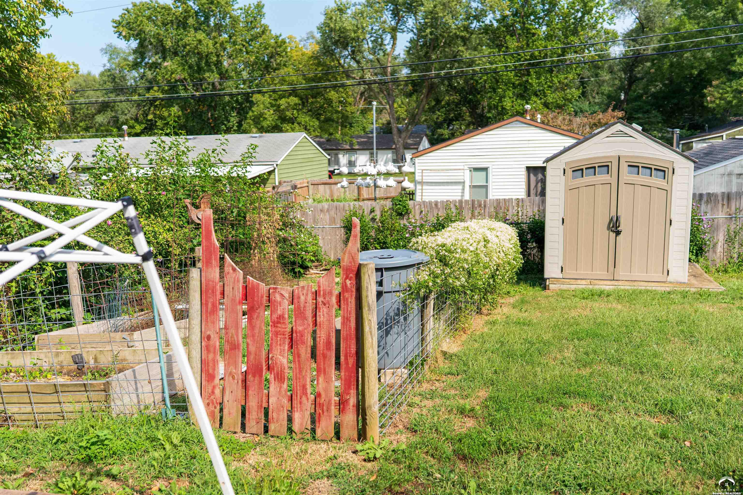 1736 Brook Street Lawrence, KS 66044 - Photo 7 of 24