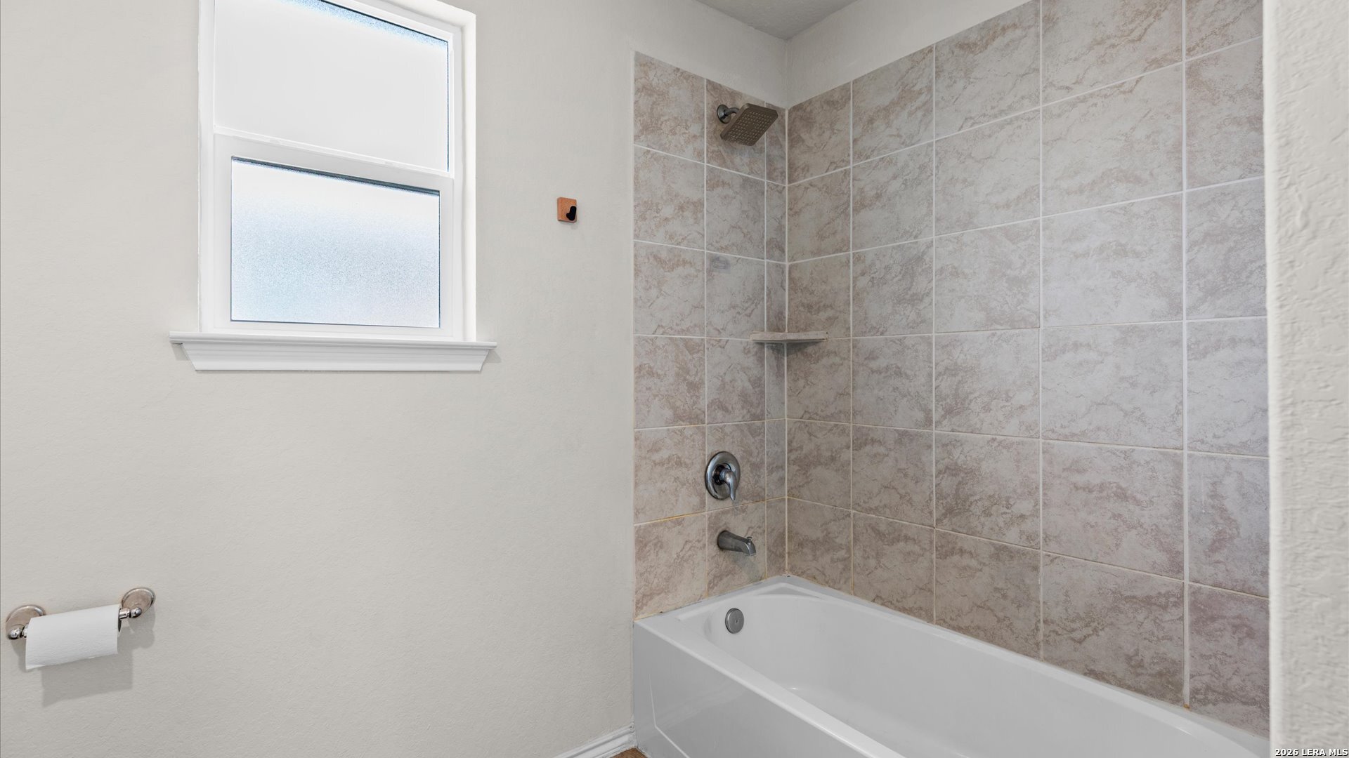 6819 Rondo Measure San Antonio, TX 78252 - Photo 10 of 25 a bathroom with a bathtub