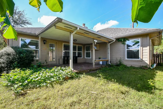 a view of a house with a backyard