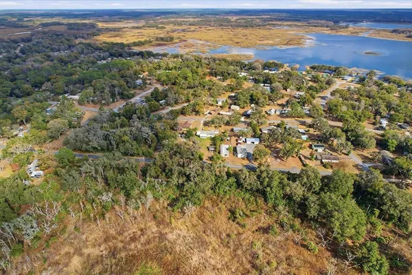 a view of a back yard