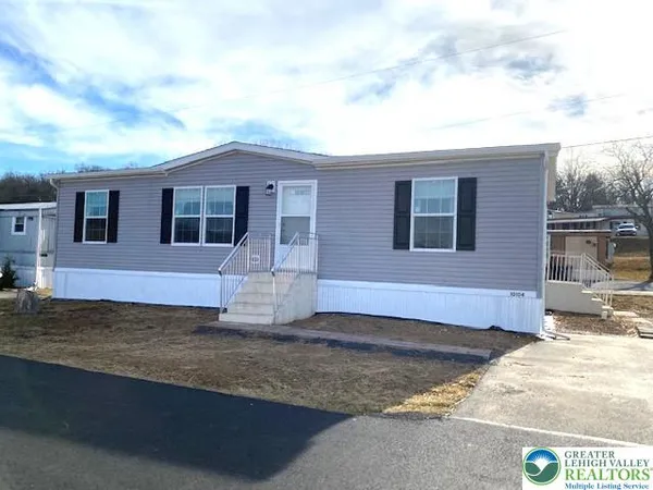 a view of a house with backyard