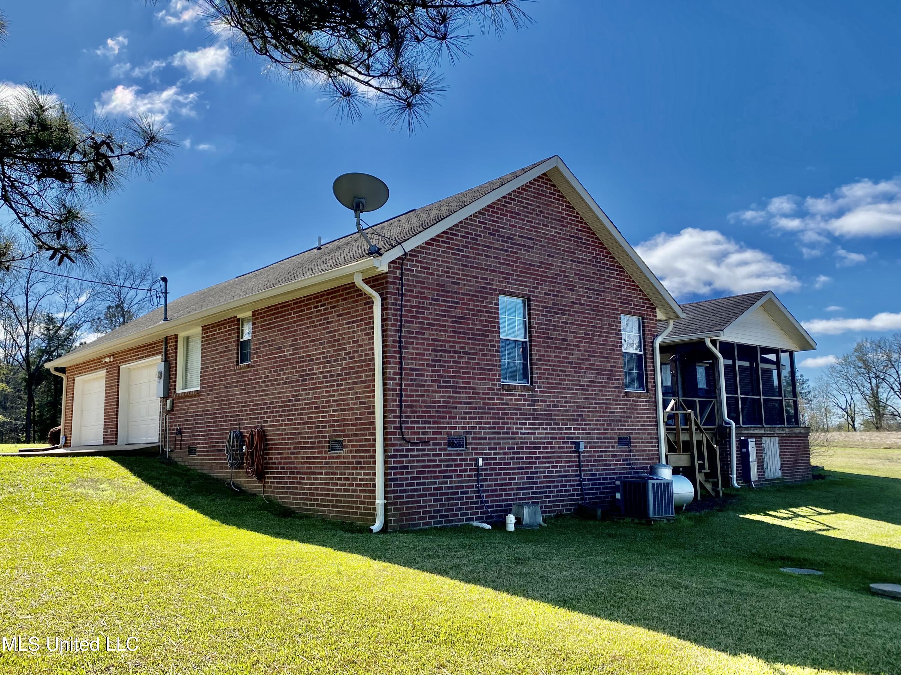 2168 Earl Knight Road Crystal Springs, MS 39059 - Photo 5 of 49 54F230FF-93D5-4ABF-A963-AF8AF9377B33