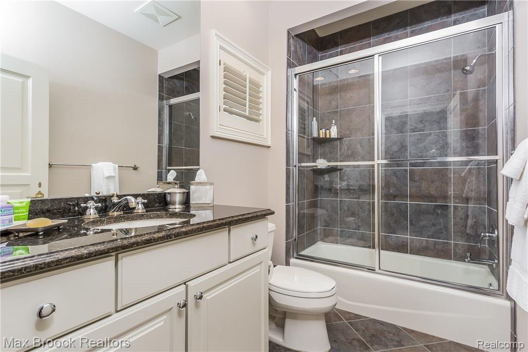 4635 Gallagher Road Rochester, MI 48306 - Photo 20 of 40 Guest suite bath