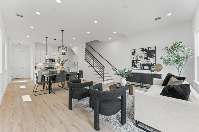 $329,900 | 6419 Madrid Street, Houston, TX 77021