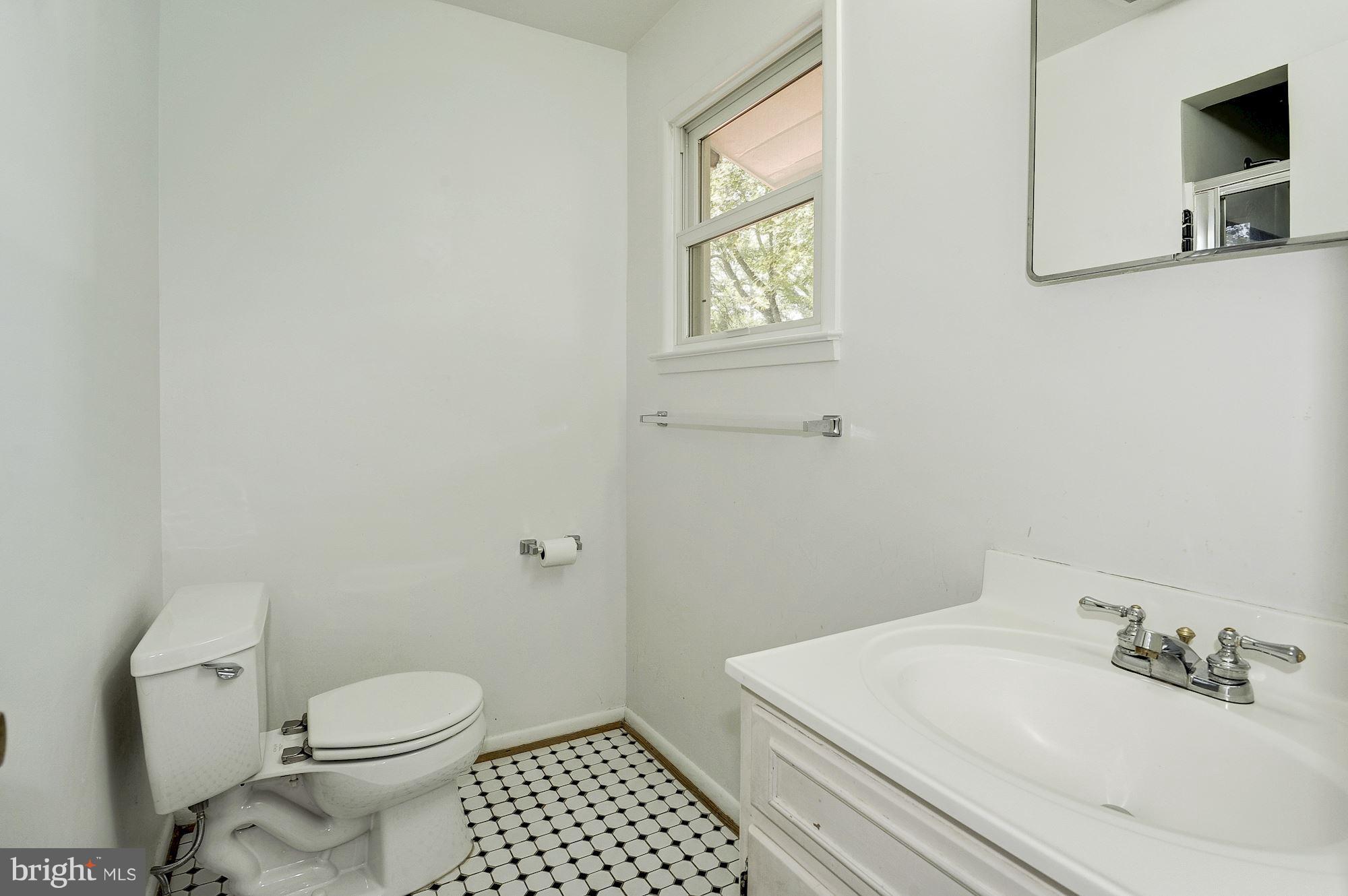 7017 Hector Road McLean, VA 22101 - Photo 20 of 28 Bath (Master)
