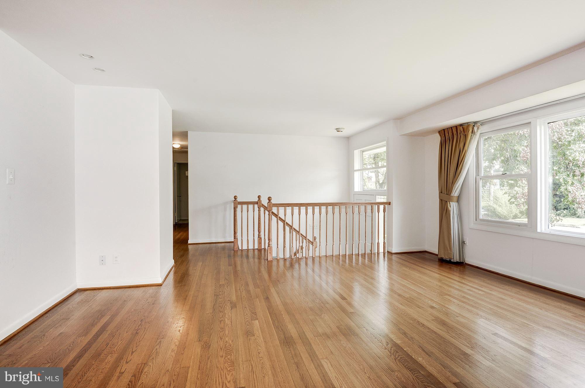 7017 Hector Road McLean, VA 22101 - Photo 6 of 28 Living Room