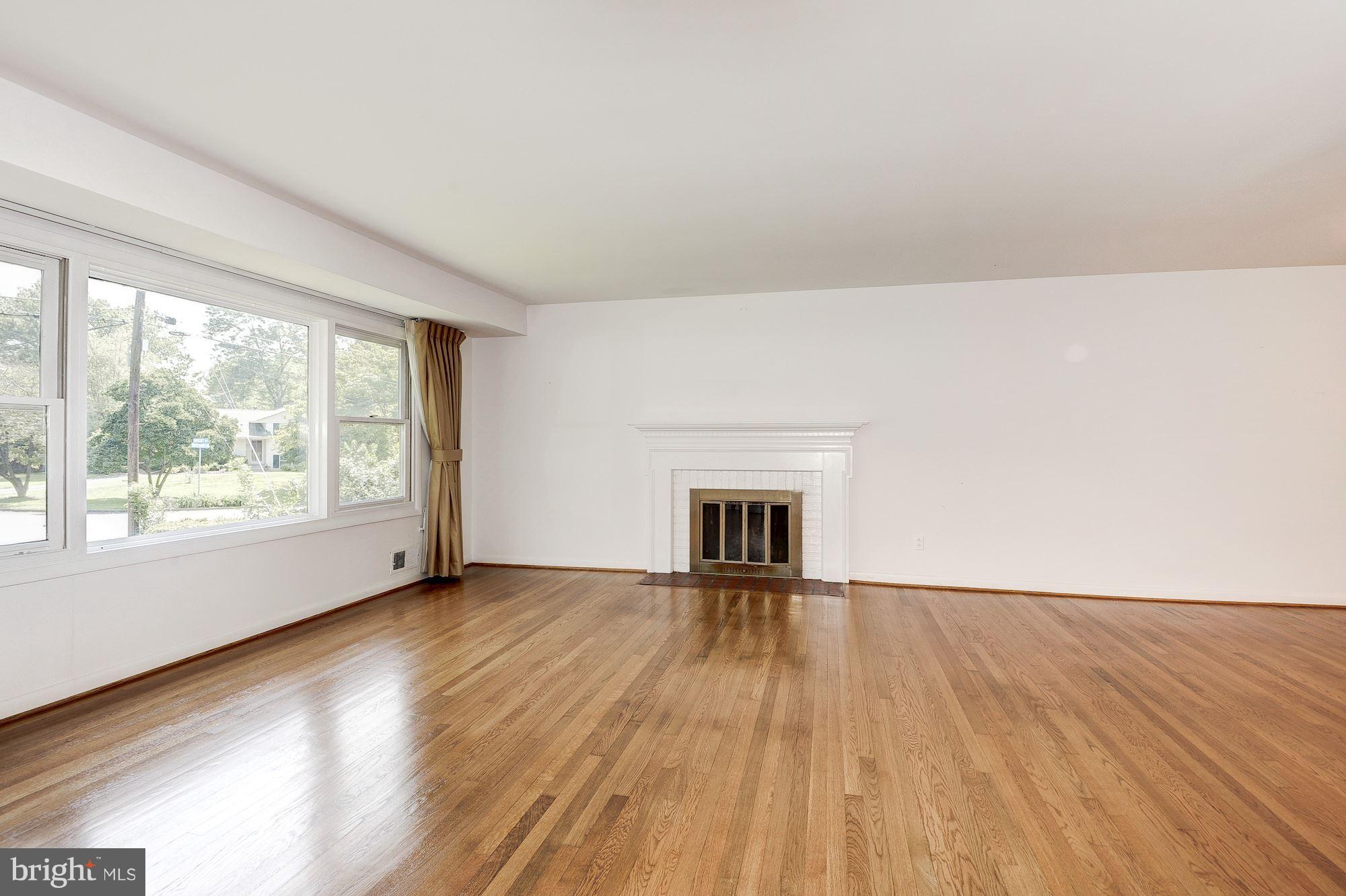 7017 Hector Road McLean, VA 22101 - Photo 8 of 28 Living Room