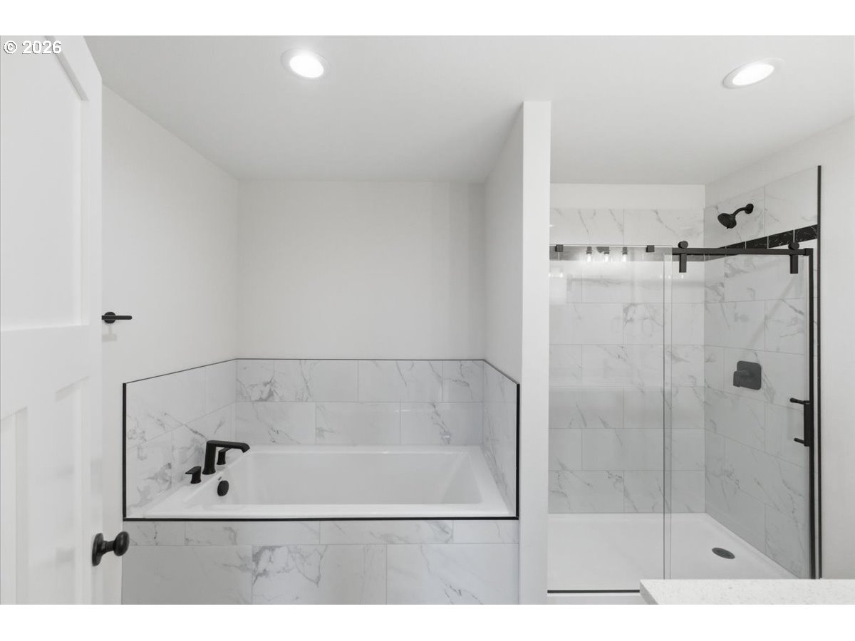 3191 Northwest 23rd Avenue Albany, OR 97321 - Photo 24 of 47 a bathroom with a bathtub