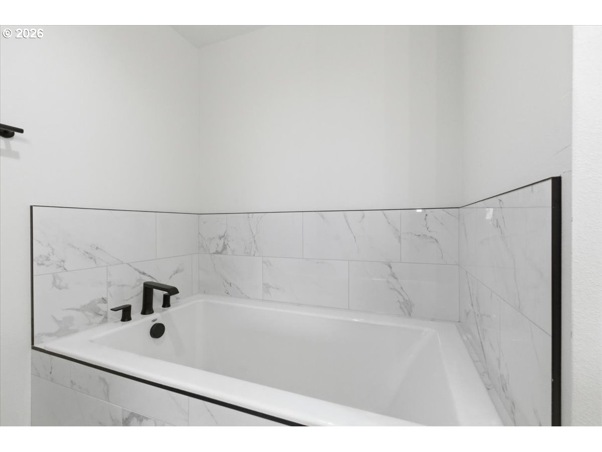 3191 Northwest 23rd Avenue Albany, OR 97321 - Photo 27 of 47 a bathroom with a bathtub