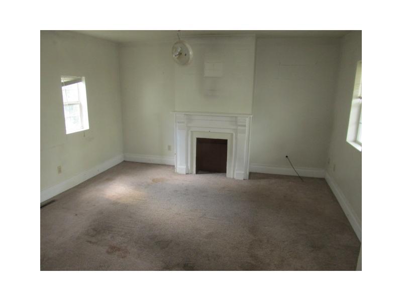 224 Armstrong Avenue Apollo, PA 15613 - Photo 5 of 14 Living Room.