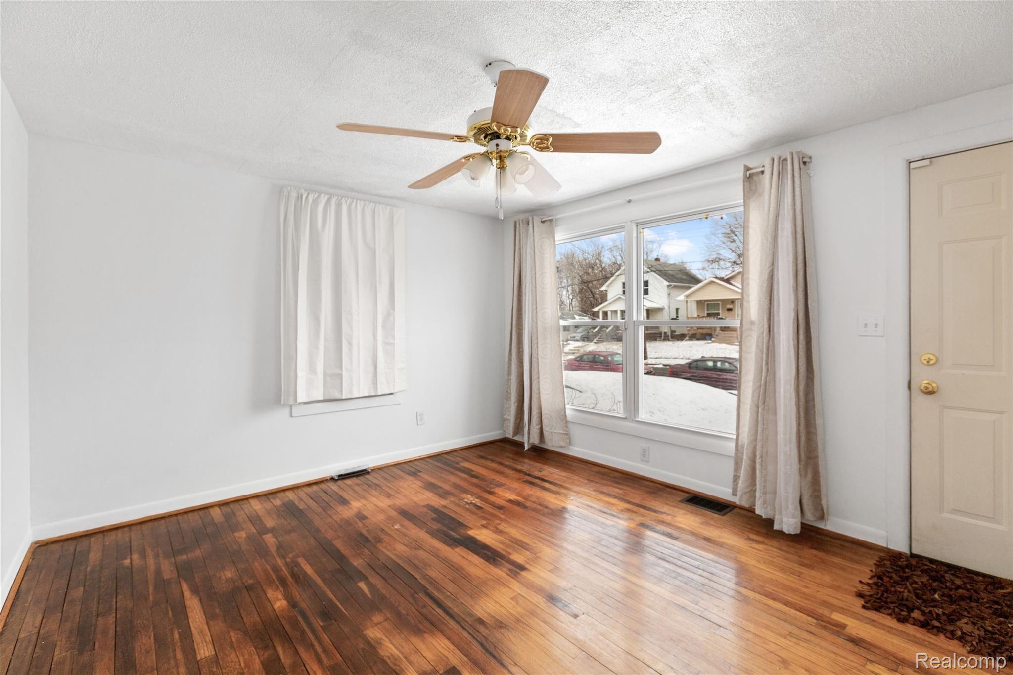 181 Harrison Street Pontiac, MI 48341 - Photo 3 of 15 Living Room