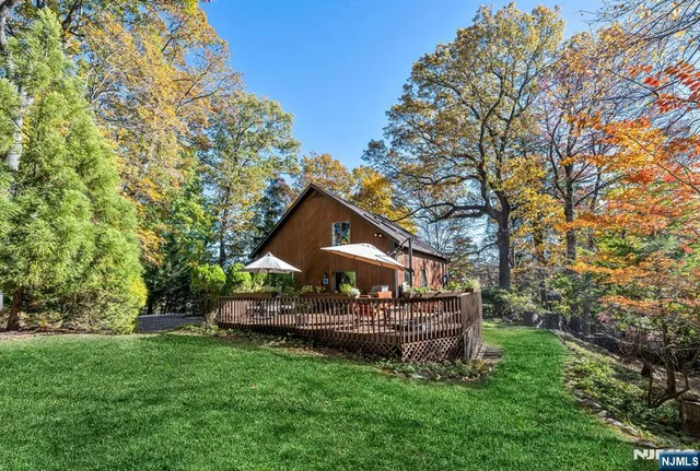 $1,100,000 | 22 Knollwood Drive, Ho-Ho-Kus, NJ 07423