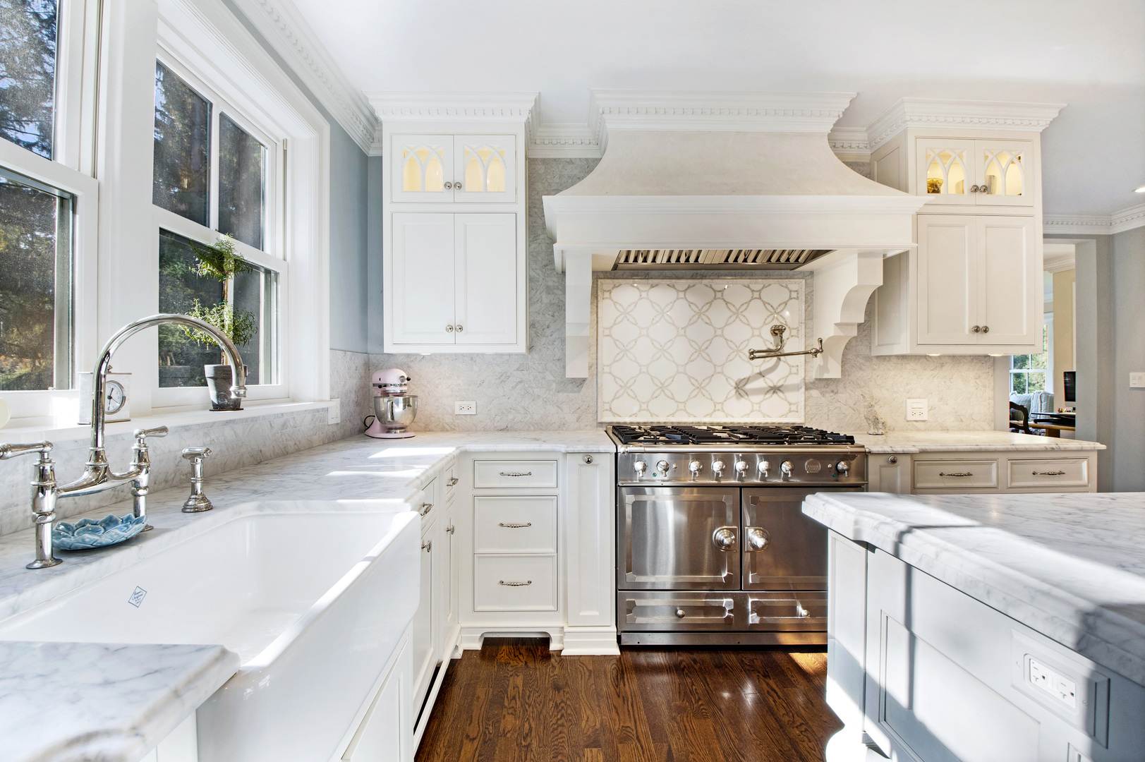 1380 Elm Tree Road Lake Forest, IL 60045 - Photo 10 of 43 a kitchen with a stove a sink and a refrigerator