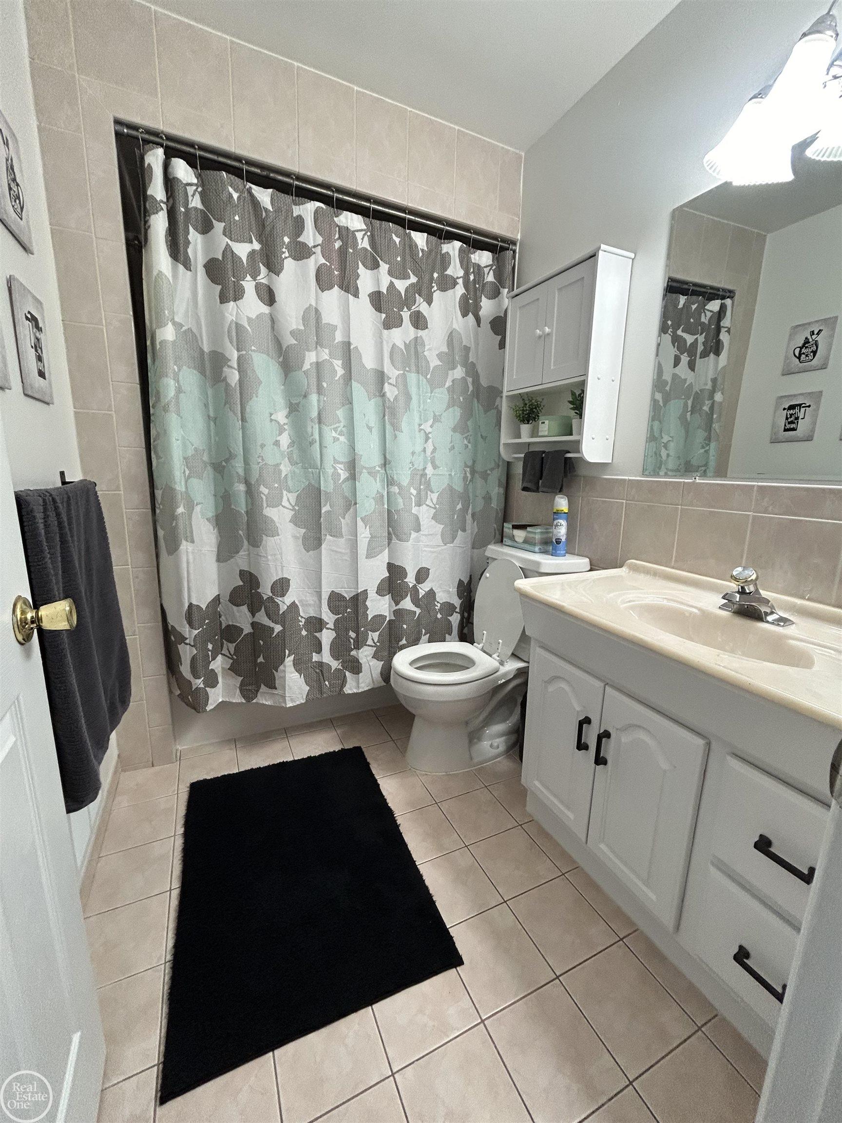14228 East 14 Mile Road Warren, MI 48088 - Photo 14 of 18 50129963-7bacda94-dfda-44db-8010-2dd08911b4fe.JPG