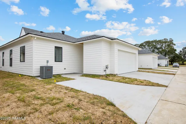 $342,500 | 107 Wishing Wl Drive, Broussard, LA 70518