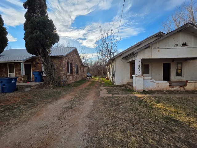 a view of a house with a yard