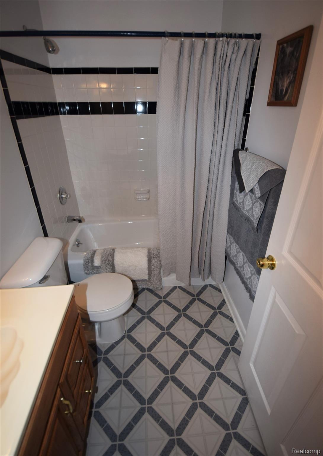 13586 Hannan Road Romulus, MI 48174 - Photo 18 of 64 First floor full bathroom
