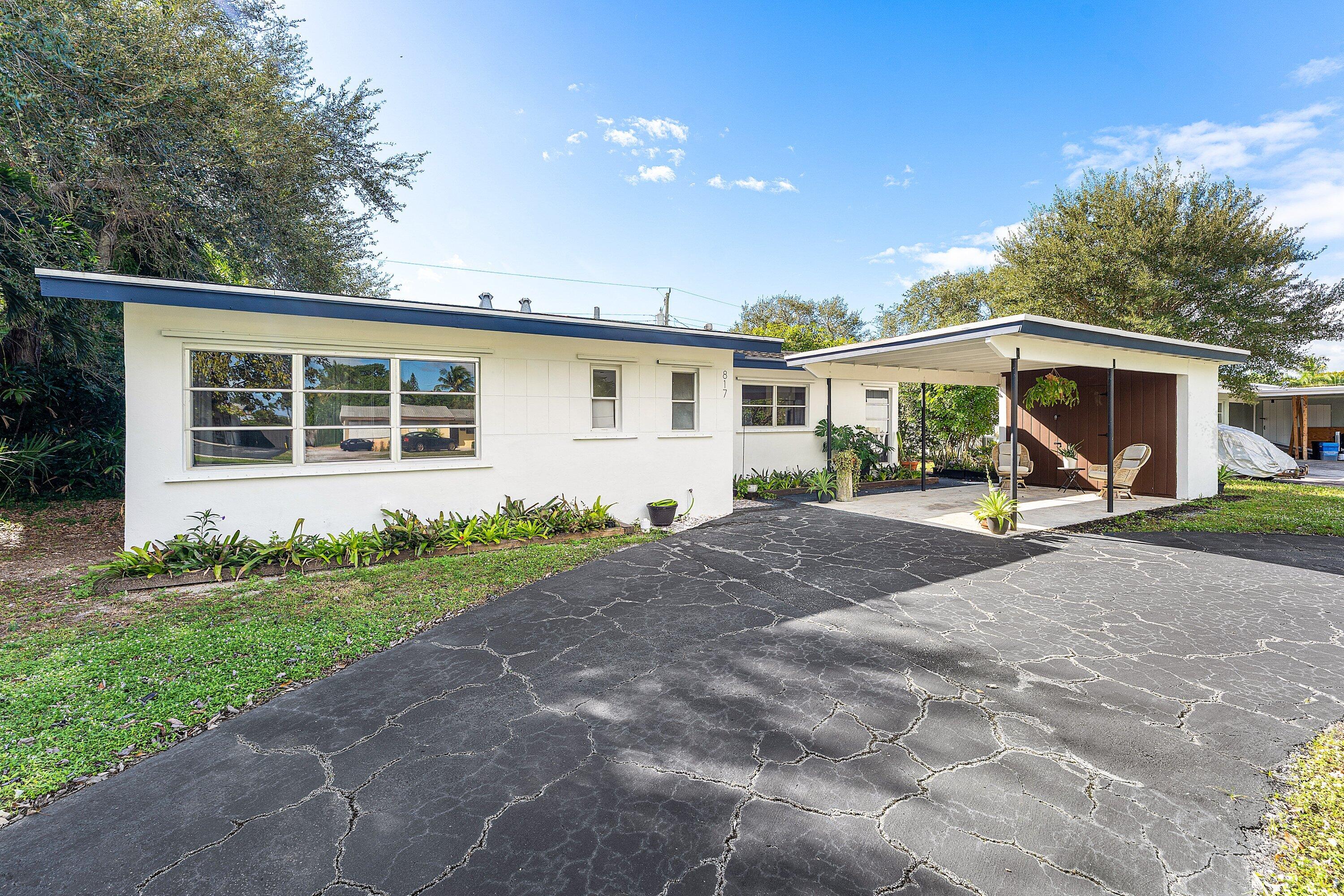 a view of a house with backyard and a tree
