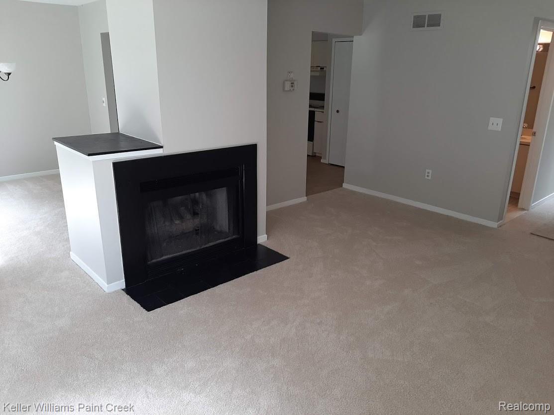 573 Victoria Court Rochester, MI 48307 - Photo 2 of 24 Living rm2.jpg