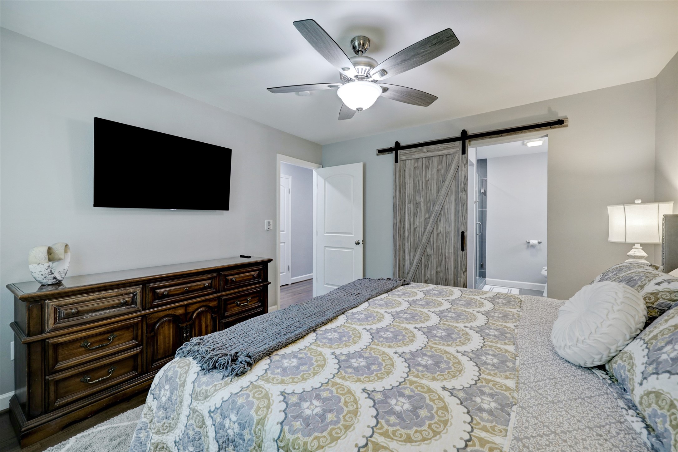 7926 Ridgeview Drive Houston, TX 77055 - Photo 12 of 27 Primary bedroom can accommodate king size bed.