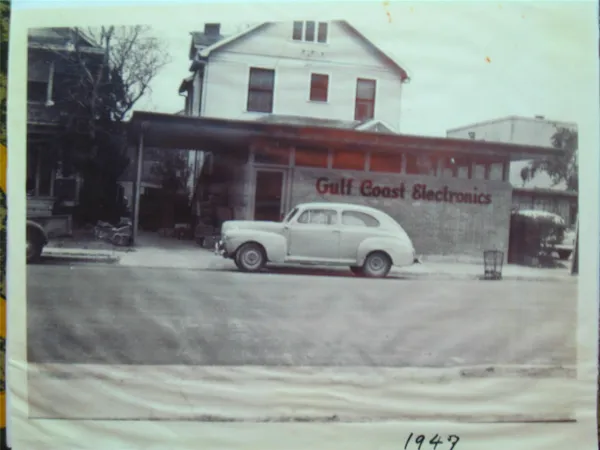 a car parked in front of a building
