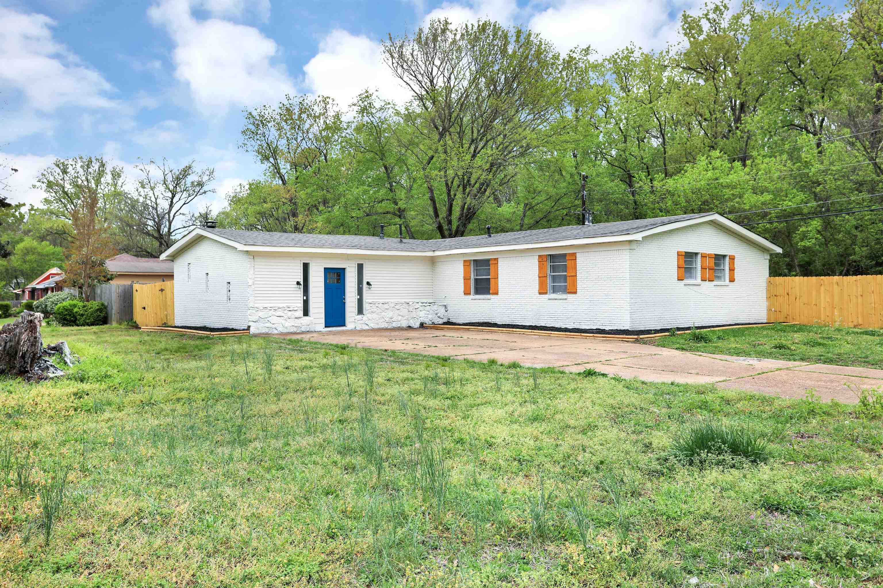 4477 Neely Road Memphis, TN 38109 - Photo 4 of 25 a view of a house with backyard and garden