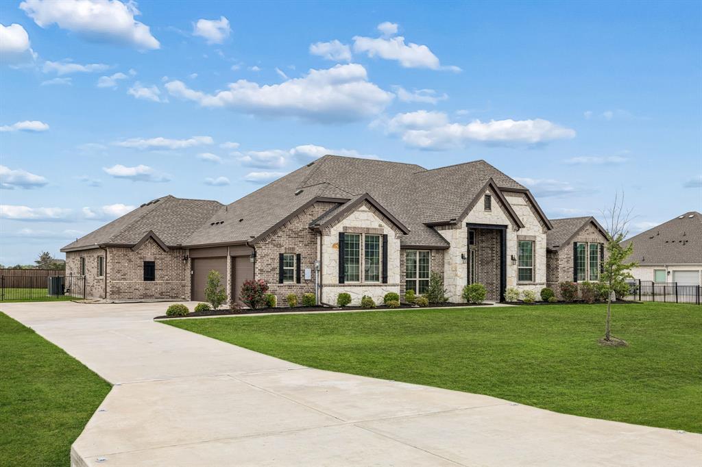1581 Lynx Loop Forney, TX 75126 - Photo 2 of 38 Here you can see the side of the house including the 3 car garage.