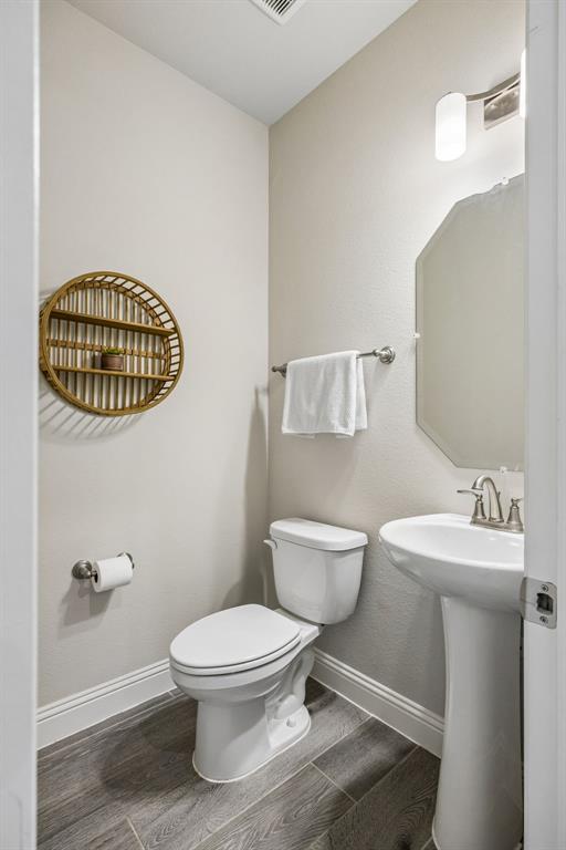 1581 Lynx Loop Forney, TX 75126 - Photo 9 of 38 Half bathroom near the living room