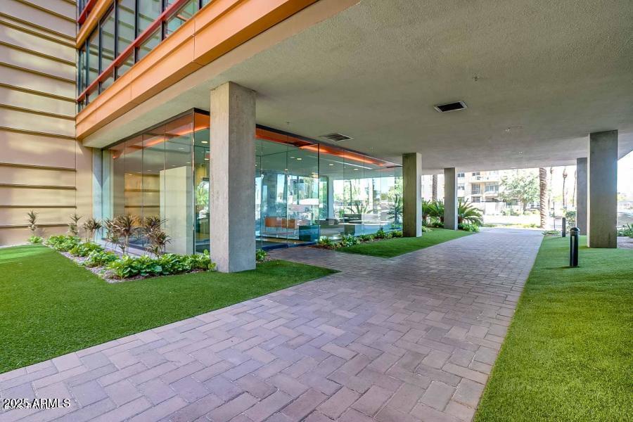 4808 North 24th Street, Unit 1005 Phoenix, AZ 85016 - Photo 27 of 34 a view of a house with a big yard and a large tree