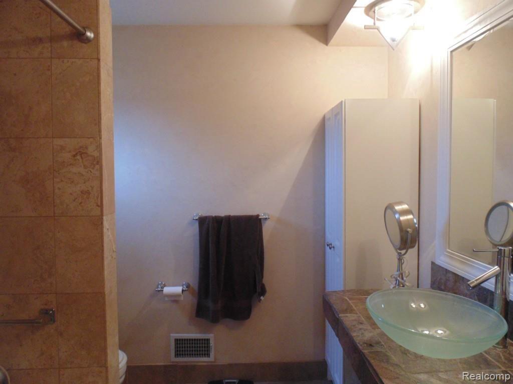 47726 Chrys Road Macomb, MI 48044 - Photo 15 of 23 DSC04322.jpg