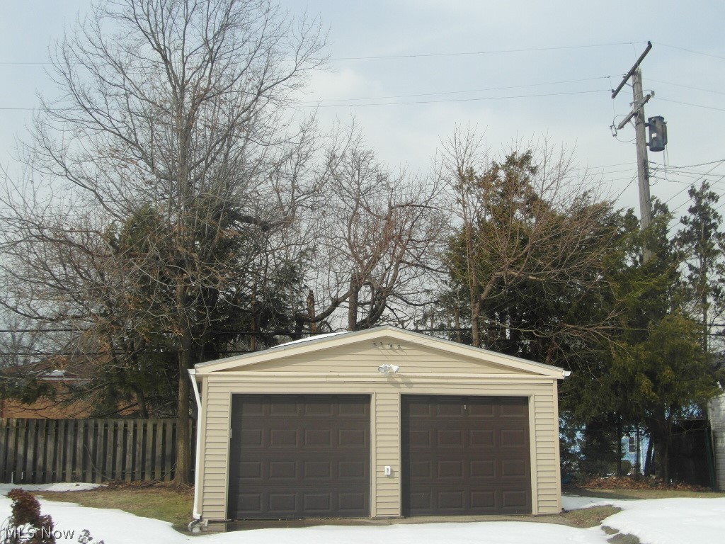 1222 Castleton Road Cleveland, OH 44121 - Photo 4 of 32